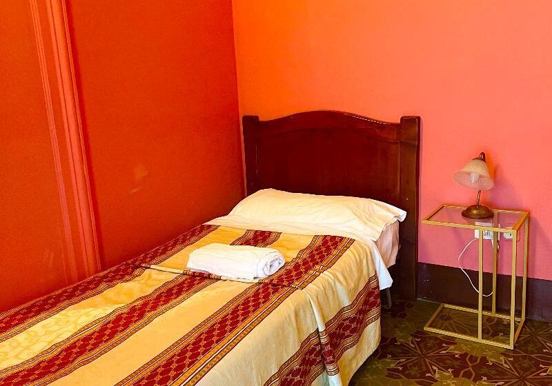 غرفة قياسية ثلاثية, Valentino