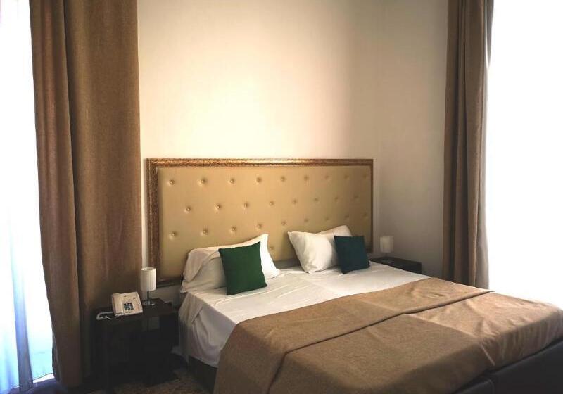 غرفة قياسية ثلاثية, Valentino