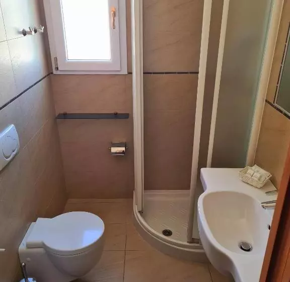 Economy Quadruple Room, Camelia