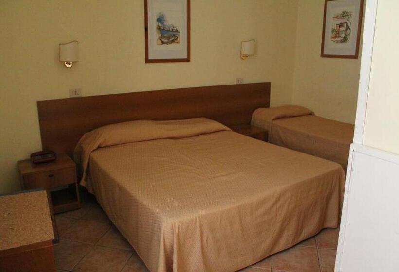 اتاق استاندارد سه نفره, Pomezia