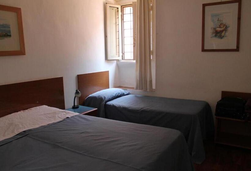 اتاق استاندارد سه نفره, Pomezia