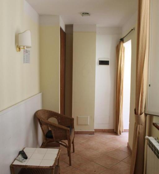 اتاق استاندارد چهار تخته, Pomezia