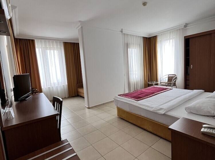 سوییت جونیور با چشمانداز دریا, Royal Hill