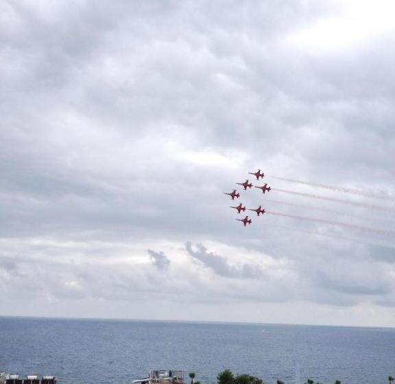 سوییت جونیور با چشمانداز دریا, Royal Hill