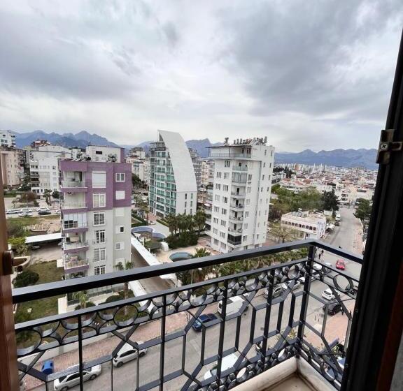 سوییت جونیور, Royal Hill