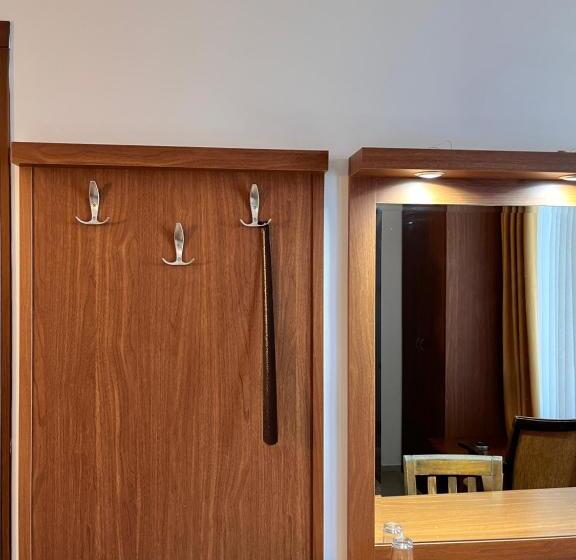 اتاق اکونومی, Royal Hill