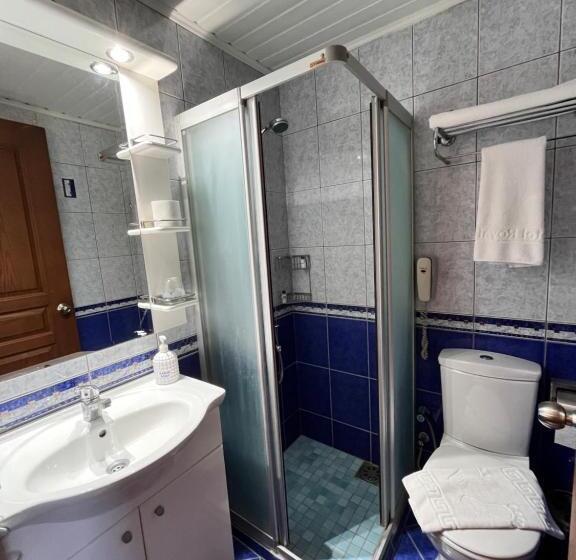 اتاق اکونومی یک تخته, Royal Hill