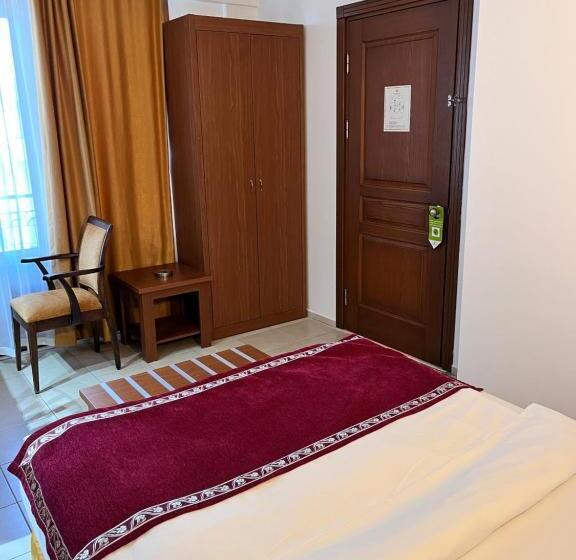 اتاق اکونومی یک تخته, Royal Hill