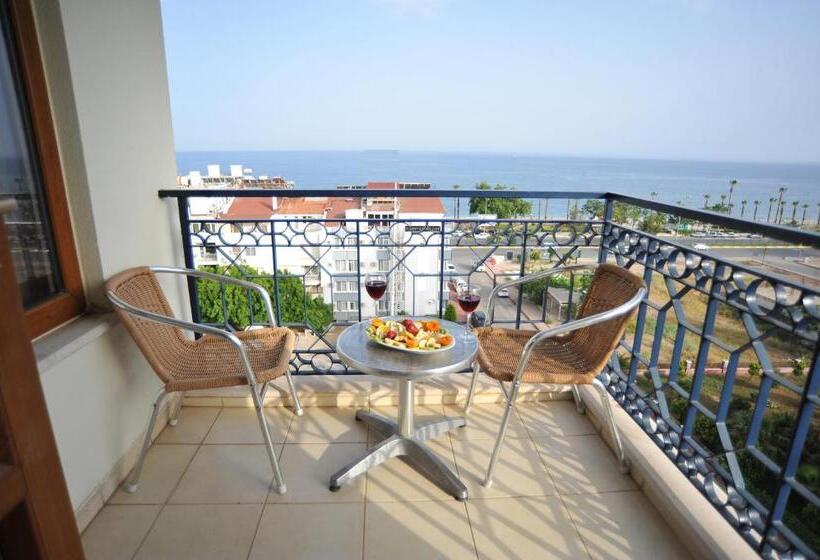 سوییت جونیور با چشمانداز دریا, Royal Hill