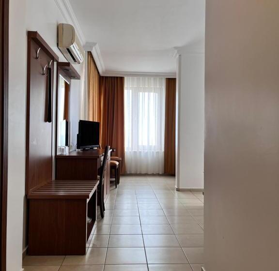 سوییت جونیور, Royal Hill