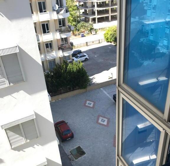 اتاق اکونومی یک تخته, Royal Hill