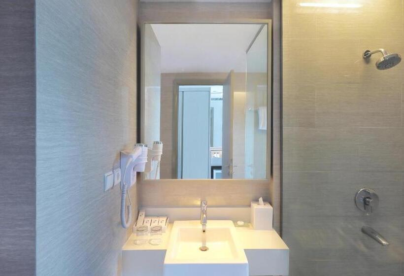 Номер Deluxe, Swiss Belhotel Cirebon