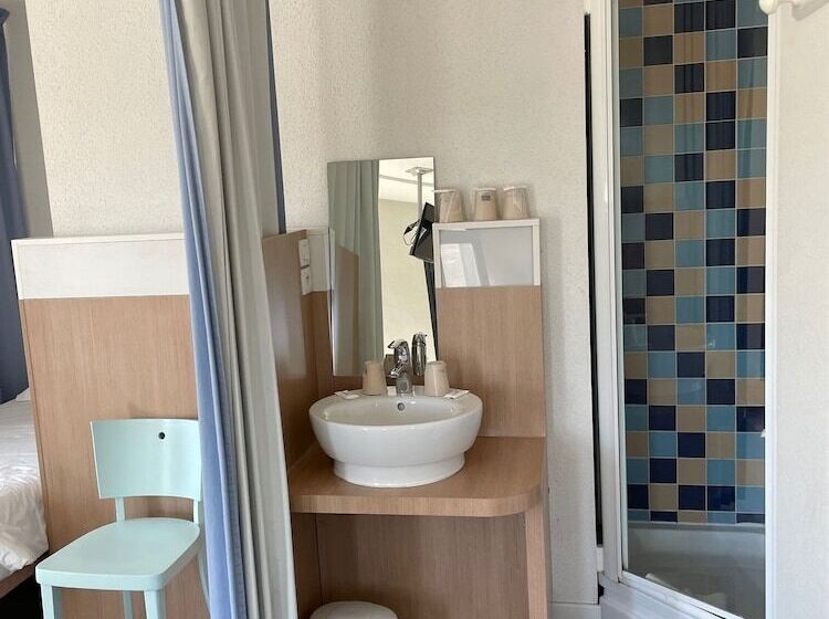 Четырехместный Номер Стандарт, The Originals Access, Hôtel Millau Sud