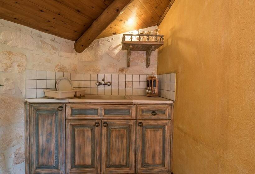 سوییت با چشمانداز دریا, Nobelos Seaside Lodge