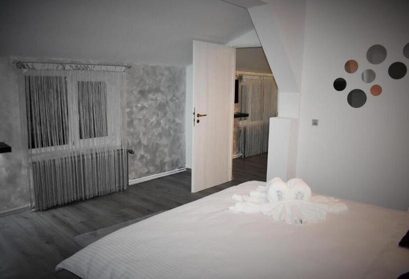 غرفة عائلية, Pensiunea Ober