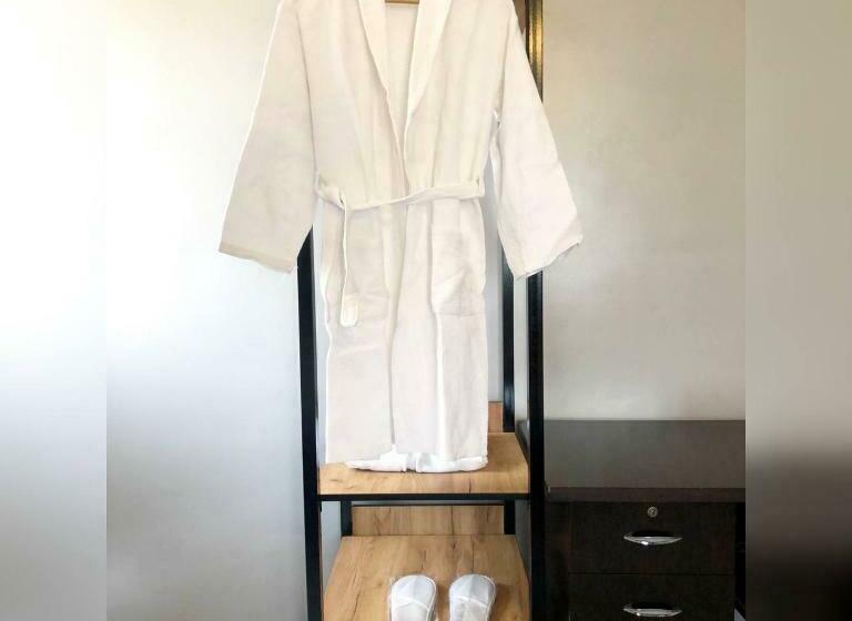 سوئیت با تخت بزرگ, Ave