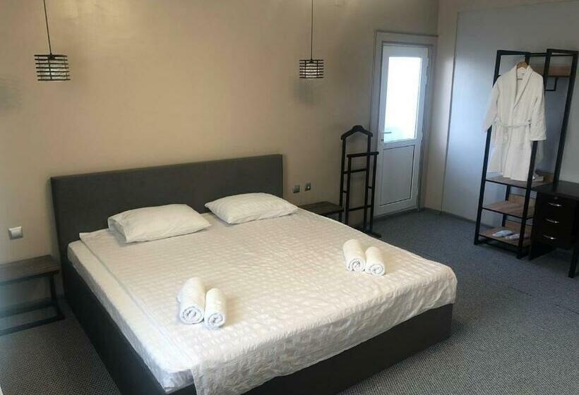 سوئیت با تخت بزرگ, Ave