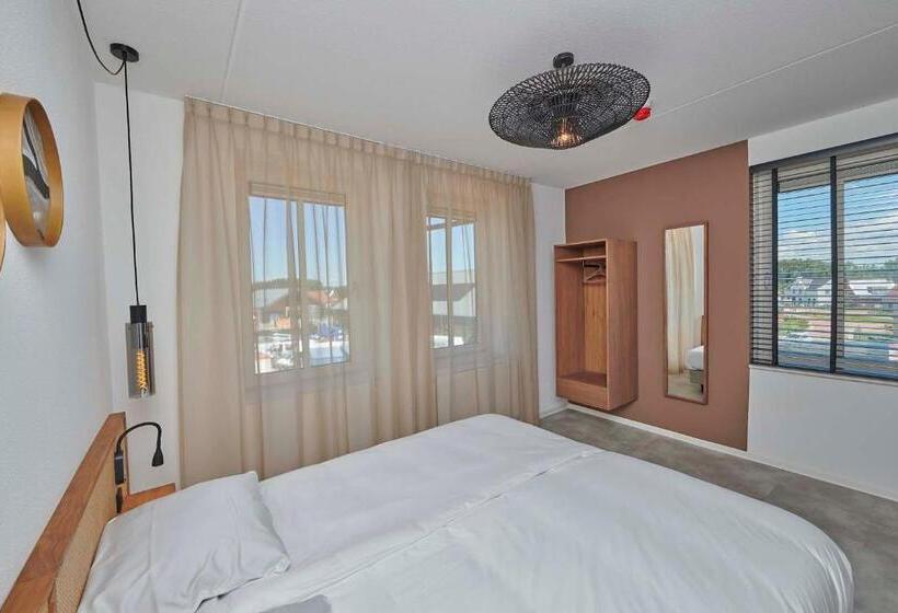 Standard studio with lake view, Parc Maasresidence Thorn Apartments