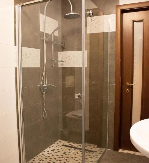 四人标准间, Janine Garden