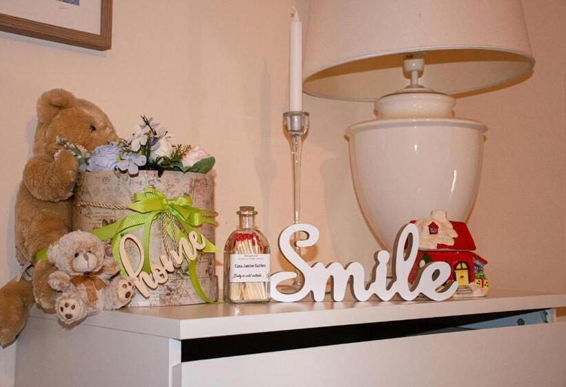 带大床的标准间, Janine Garden