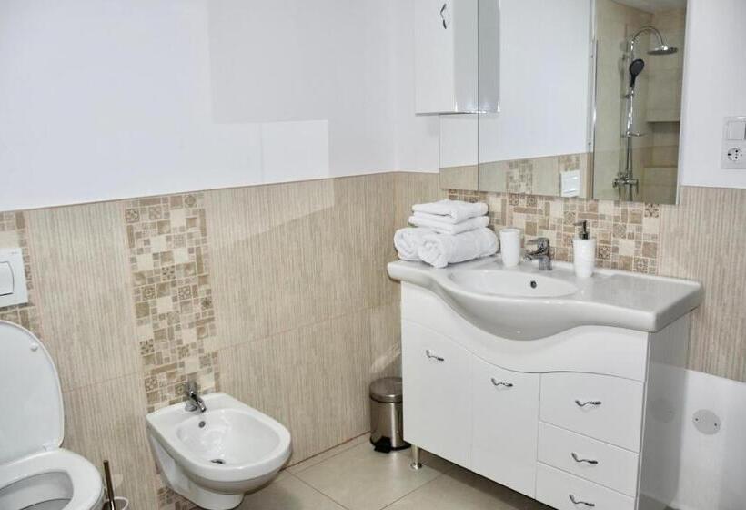 带大床的标准间, Janine Garden