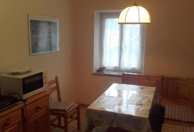 غرفة قياسية ثلاثية, B&b Signora Elvira