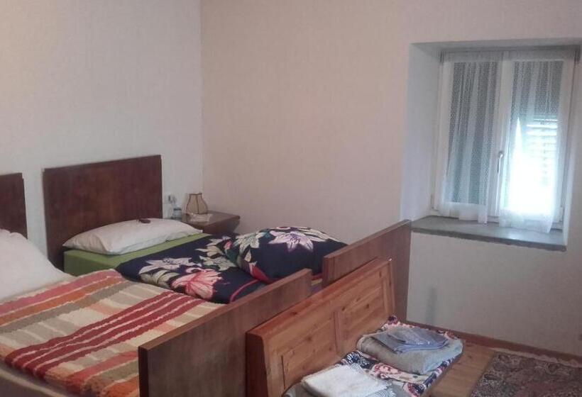 غرفة قياسية ثلاثية, B&b Signora Elvira