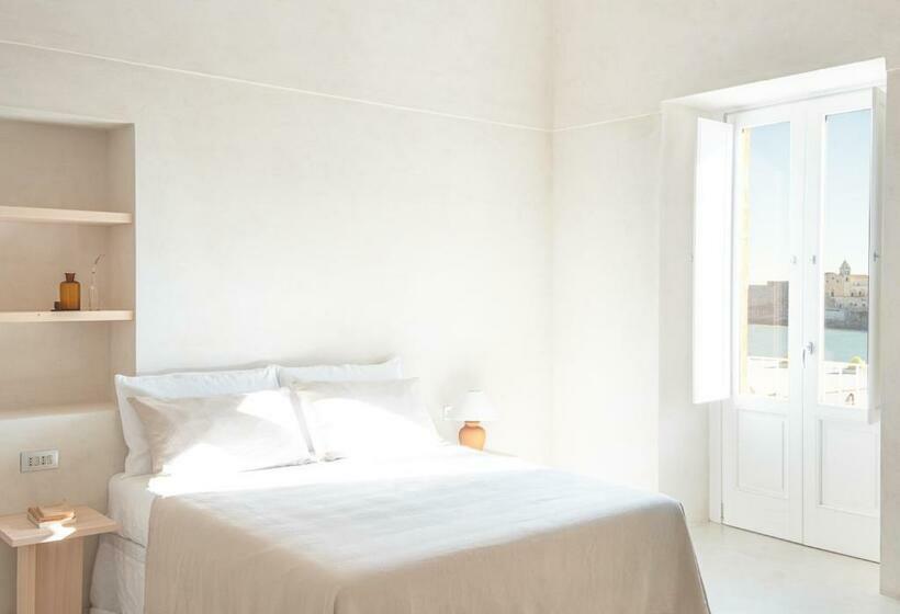 اتاق لوکس با بالکن و چشم‌انداز دریا, Casa Pinta Rooms