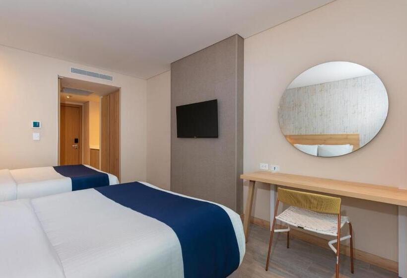 带2个双人床的标准工作室, Aquamare