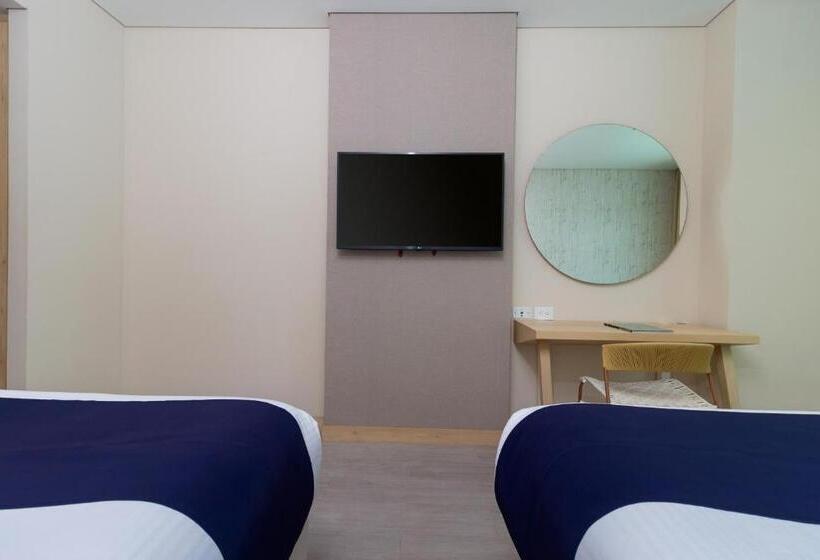 带2个双人床的标准工作室, Aquamare