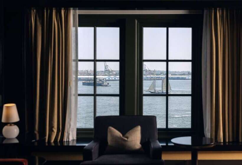 Junior suite with river view, Casa Cipriani New York