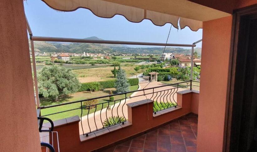 חדר סטנדרט לשלושה עם טרסה, Villa Laregina