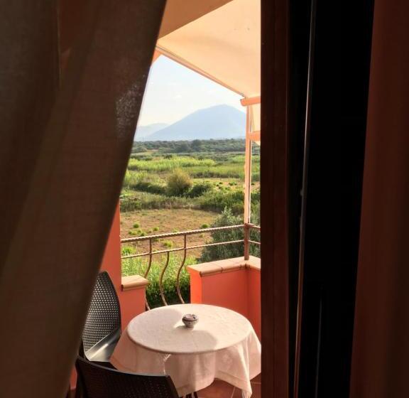 חדר סטנדרט לשלושה עם טרסה, Villa Laregina