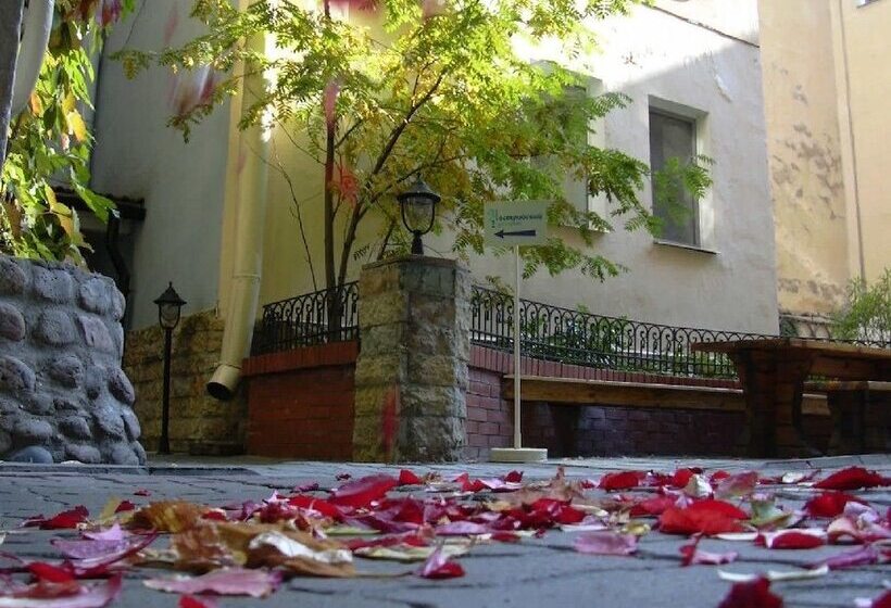 إستديو عائلى, Austrian Yard At Furshtatskaya 45