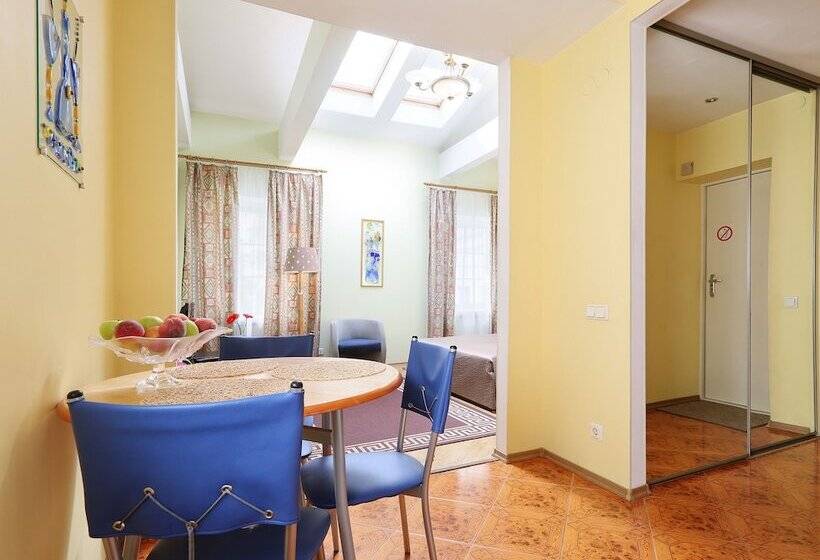 إستديو عائلى, Austrian Yard At Furshtatskaya 45