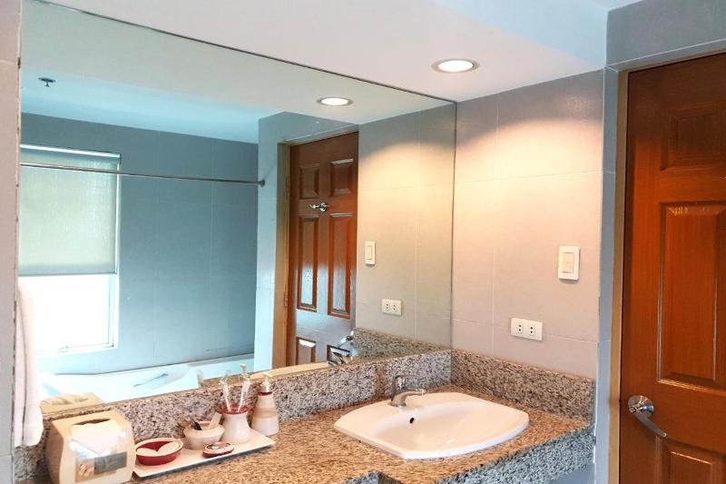 سوییت, Festive Hotel Makati