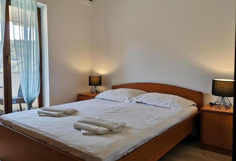 דירת חדר עם נוף לים ומרפסת, Guest House Pikala