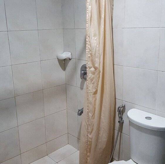 جناح جونيور, Hollywood Drivein