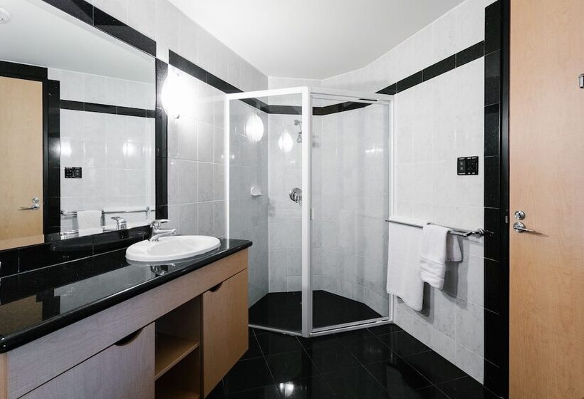 חדר אקזקיוטיב, Lakes