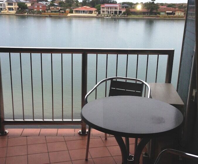 חדר אקזקיוטיב, Lakes