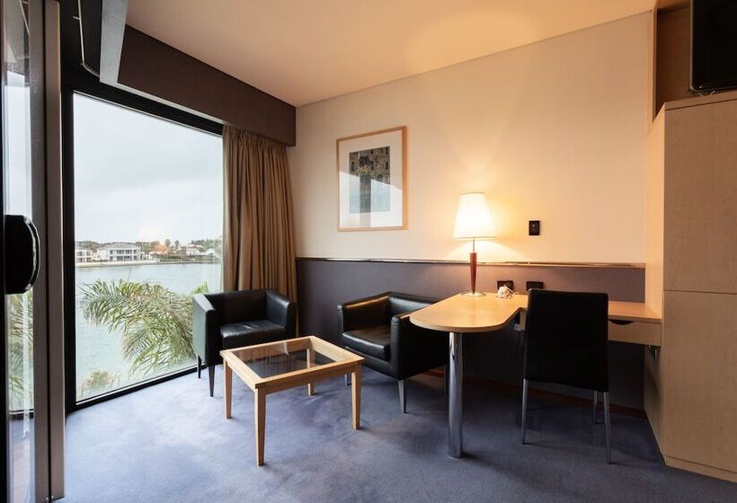 חדר אקזקיוטיב, Lakes