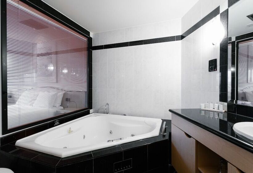 חדר אקזקיוטיב, Lakes