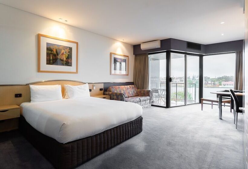 חדר אקזקיוטיב, Lakes