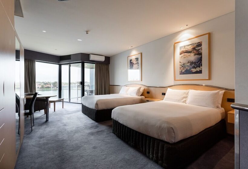 חדר אקזקיוטיב, Lakes