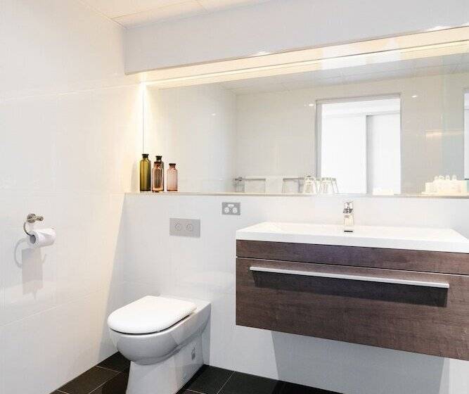 חדר סופריור לשלושה, Lakes