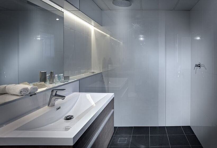 חדר סופריור לשלושה, Lakes