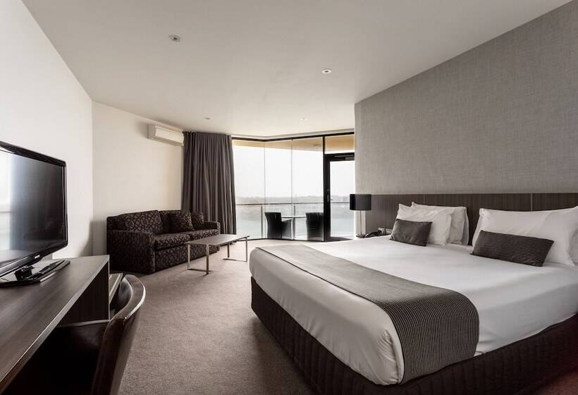 חדר סופריור לשלושה, Lakes