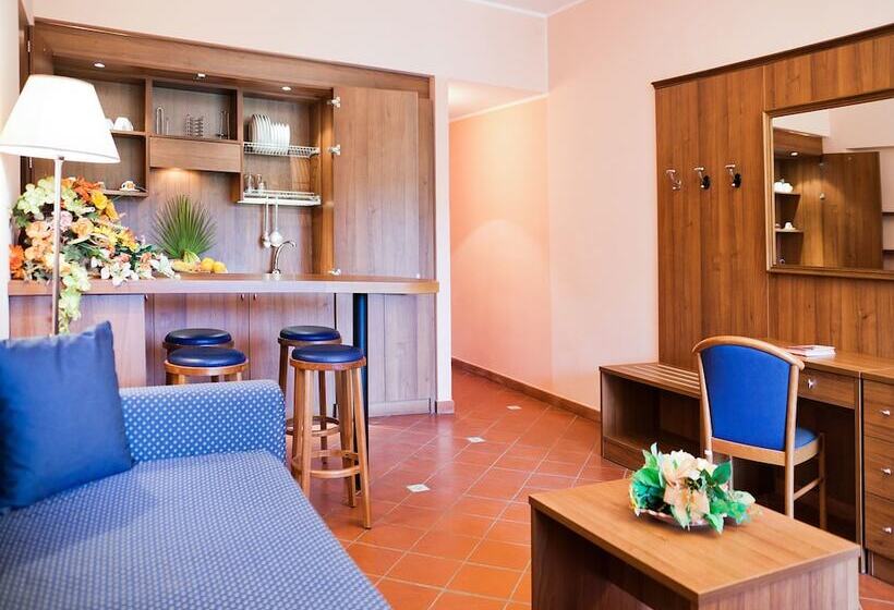 إستوديو قياسى, Tindari Resort & Marina Beach