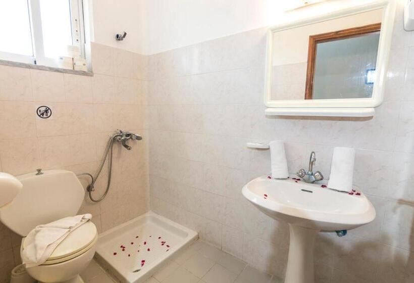 プールの見えるスタンダードトリプルルーム, Tivoli