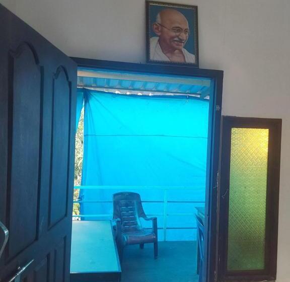 اتاق خانوادگی, Johnson S Homestay   Ecohouseboat